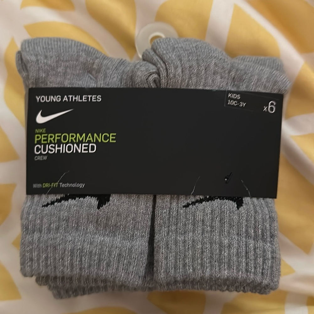 Kids Nike Cushioned Crew Socks. Size 10c-3Y